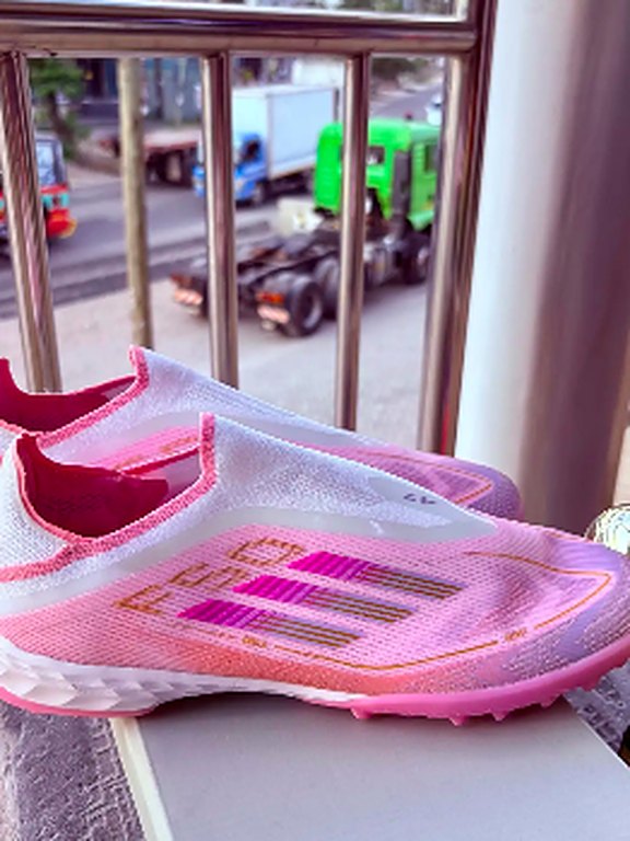 Pink laceless turf shoes